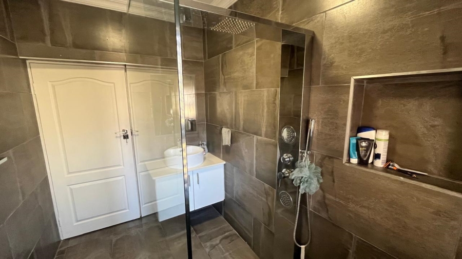 5 Bedroom Property for Sale in Wavecrest Eastern Cape